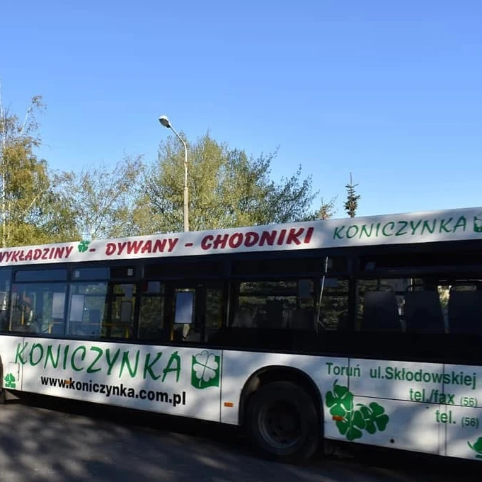 Profesjonalna aplikacja folii wylewanej na autobusie